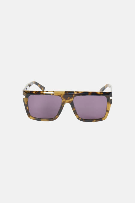 Lunettes de soleil marron de Le Fabuleux Marcel de Bruxelles, avec un motif écaille de tortue et des accents argentés sur les côtés.