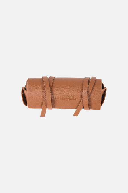Lunettes de soleil marron de Le Fabuleux Marcel de Bruxelles, roulées et attachées avec du cuir marron.