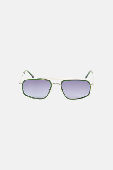 Groene zonnebril van Le Fabuleux Marcel de Bruxelles, met zilverkleurig montuur en blauw getinte glazen.
