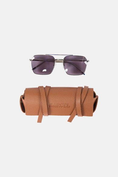 Blauwe zonnebril van Le Fabuleux Marcel de Bruxelles, met zilverkleurig montuur en bruine lederen etui.
