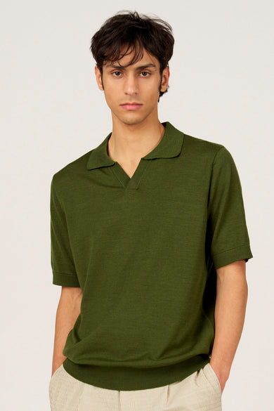 Polo verte de Le Fabuleux Marcel de Bruxelles, à manches courtes et col ouvert.