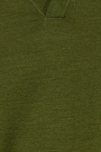 Polo vert de Le Fabuleux Marcel de Bruxelles, avec une texture côtelée fine et un col en V.