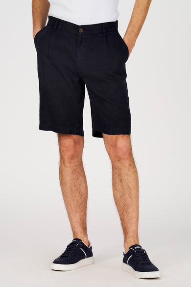 Bermuda bleu de Le Fabuleux Marcel de Bruxelles, vue de dos, avec taille élastique et détails de boutons sur les poches arrière.