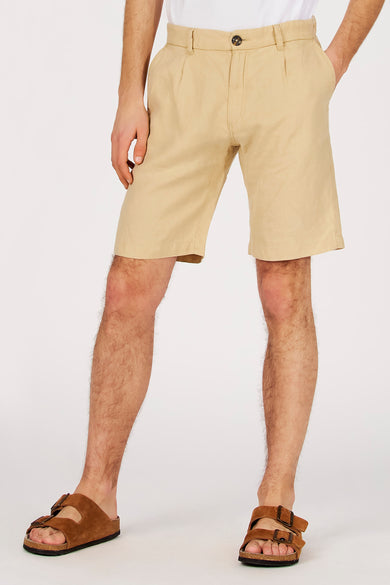 Bermuda beige de Le Fabuleux Marcel de Bruxelles, avec plis et poche latérale, dans une coupe courte.