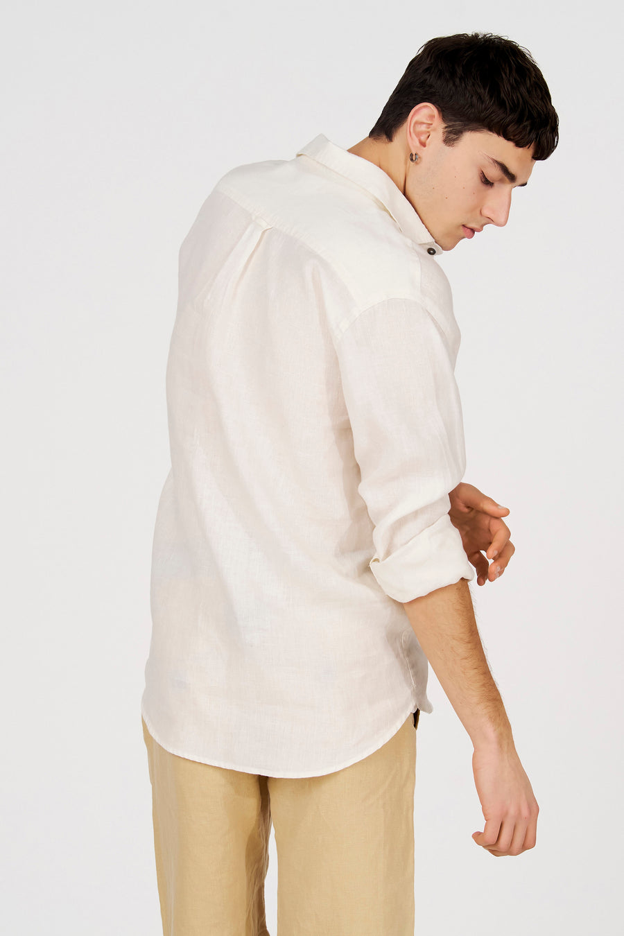 Wit linnen overhemd met lange mouwen van Le Fabuleux Marcel de Bruxelles, casual gestyled met opgerolde mouwen en beige broek.