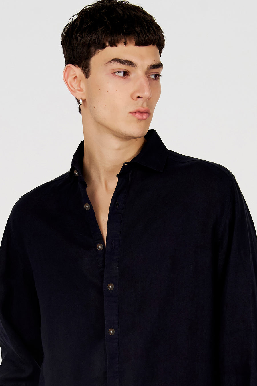 Blauw overhemd van Le Fabuleux Marcel de Bruxelles, met lange mouwen, bruine knopen en openstaande kraag, gedragen door een model.