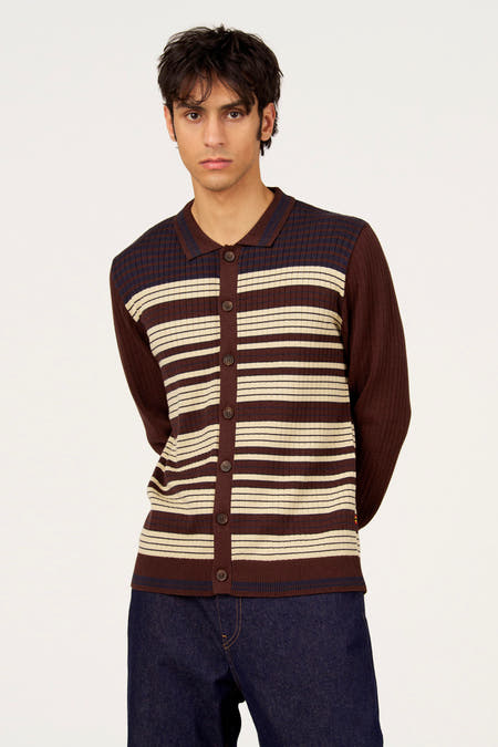 Bruin gilet van Le Fabuleux Marcel de Bruxelles, met horizontale strepen en blauwe denim broek.
