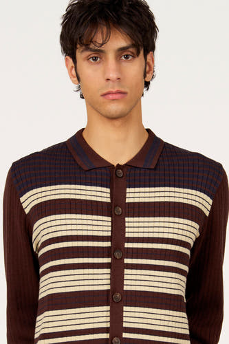Gilet marron de Le Fabuleux Marcel de Bruxelles, avec des rayures horizontales marron et beige.