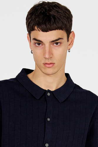 Polo bleu de Le Fabuleux Marcel de Bruxelles, à manches courtes et fermeture boutonnée.