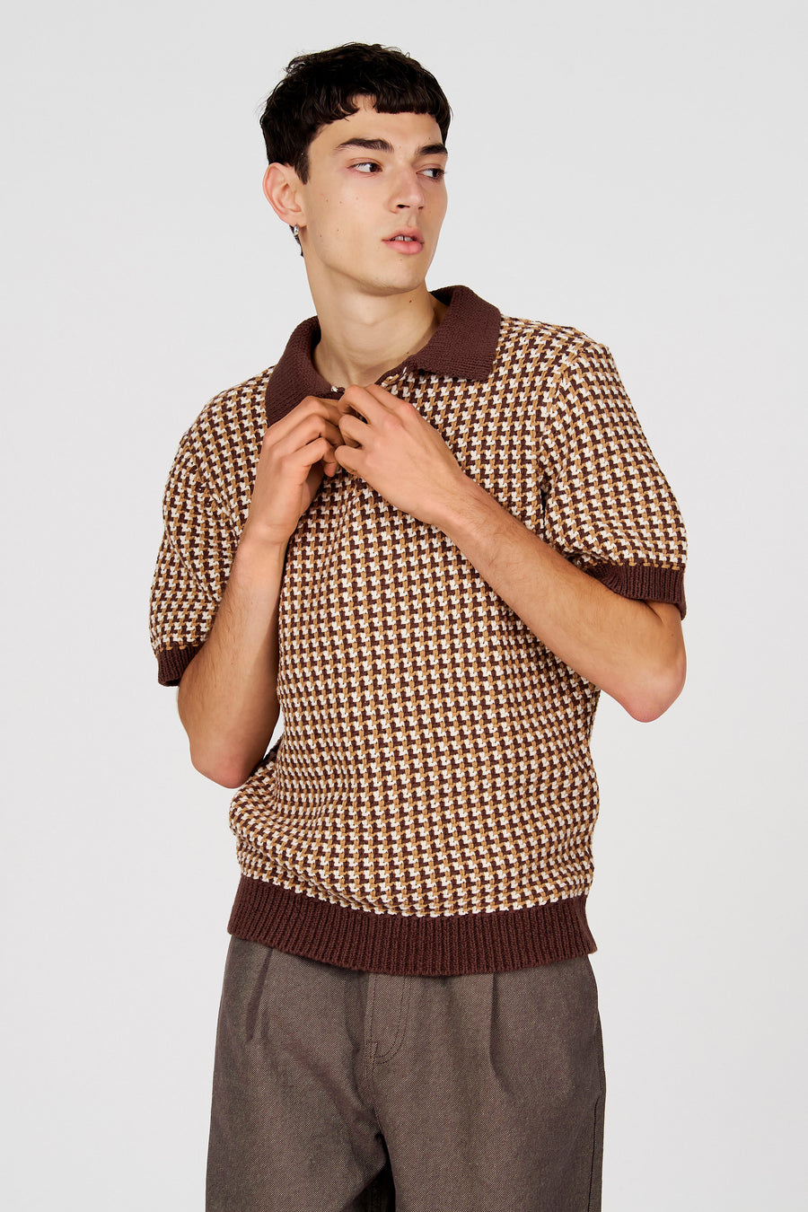 Polo marron de Le Fabuleux Marcel de Bruxelles, avec un motif pied-de-poule et des manches courtes.