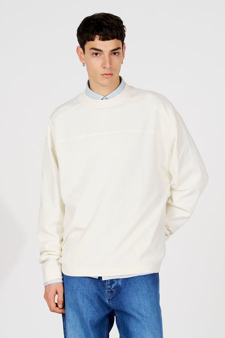 Pull blanc de Le Fabuleux Marcel de Bruxelles, à manches longues et col rond, vu de dos.