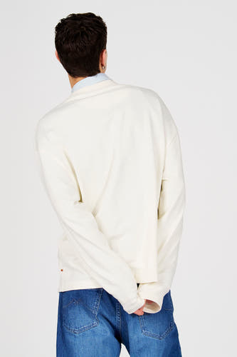 Witte sweater van Le Fabuleux Marcel de Bruxelles, met lange mouwen en een ronde hals, gezien van achteren.