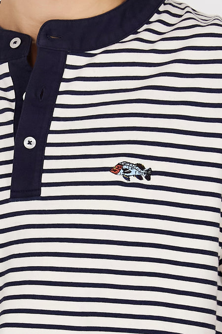 T-shirt bleu à rayures et à manches longues de Le Fabuleux Marcel de Bruxelles, avec un logo de poisson brodé.
