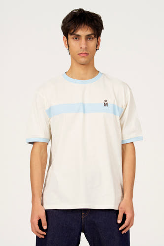 T-shirt blanc à manches courtes de Le Fabuleux Marcel de Bruxelles, avec des accents bleu clair au niveau des manches et de l'encolure.