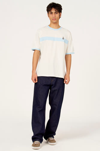 T-shirt blanc à manches courtes de Le Fabuleux Marcel de Bruxelles, avec une rayure horizontale bleu clair et une petite couronne avec la lettre 'M'.