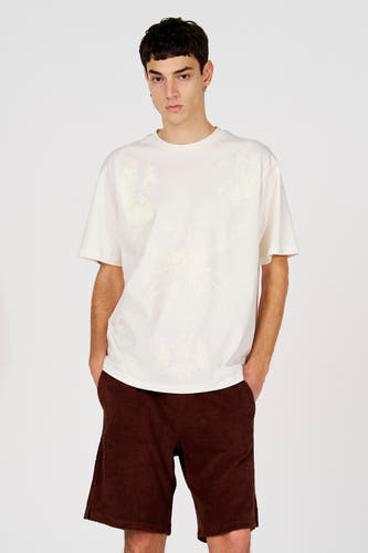T-shirt blanc à manches courtes de Le Fabuleux Marcel de Bruxelles, dos, combiné avec un pantalon marron.