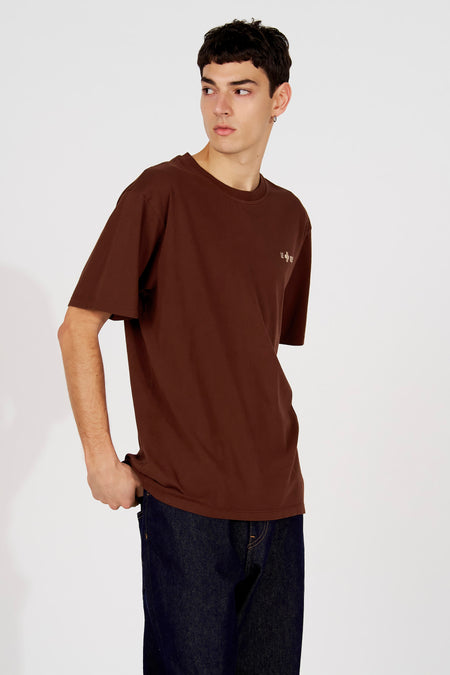 Bruin T-shirt met korte mouwen van Le Fabuleux Marcel de Bruxelles, met een klein logo op de borst, gecombineerd met donkere jeans.
