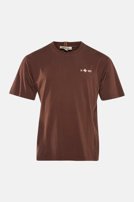 T-shirt marron à manches courtes de Le Fabuleux Marcel de Bruxelles, avec "Le + Sexy" brodé sur la poitrine.