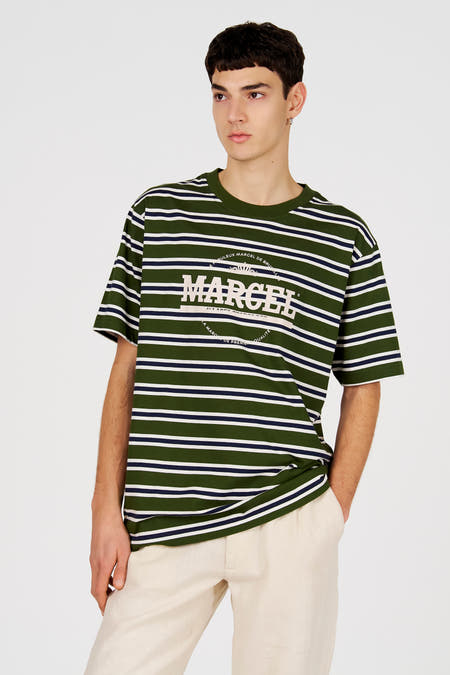 T-shirt à manches courtes à rayures multicolores de Le Fabuleux Marcel de Bruxelles, vu de dos, combiné avec un pantalon de couleur crème.