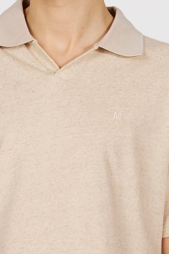 Polo grise à manches courtes, col et logo brodé de Le Fabuleux Marcel de Bruxelles.