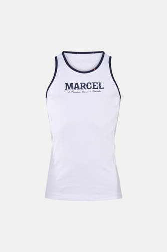 Witte geribbelde tanktop van Le Fabuleux Marcel de Bruxelles met marineblauwe biezen en logo, en een klein vlagdetail.