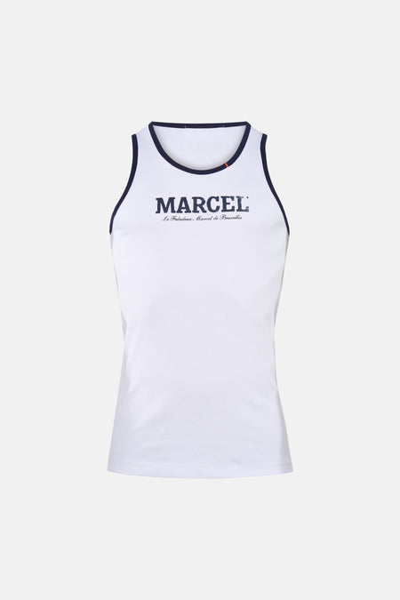 Débardeur blanc côtelé de Le Fabuleux Marcel de Bruxelles avec passepoil bleu foncé, rayure rouge-jaune et grand imprimé "MARCEL".