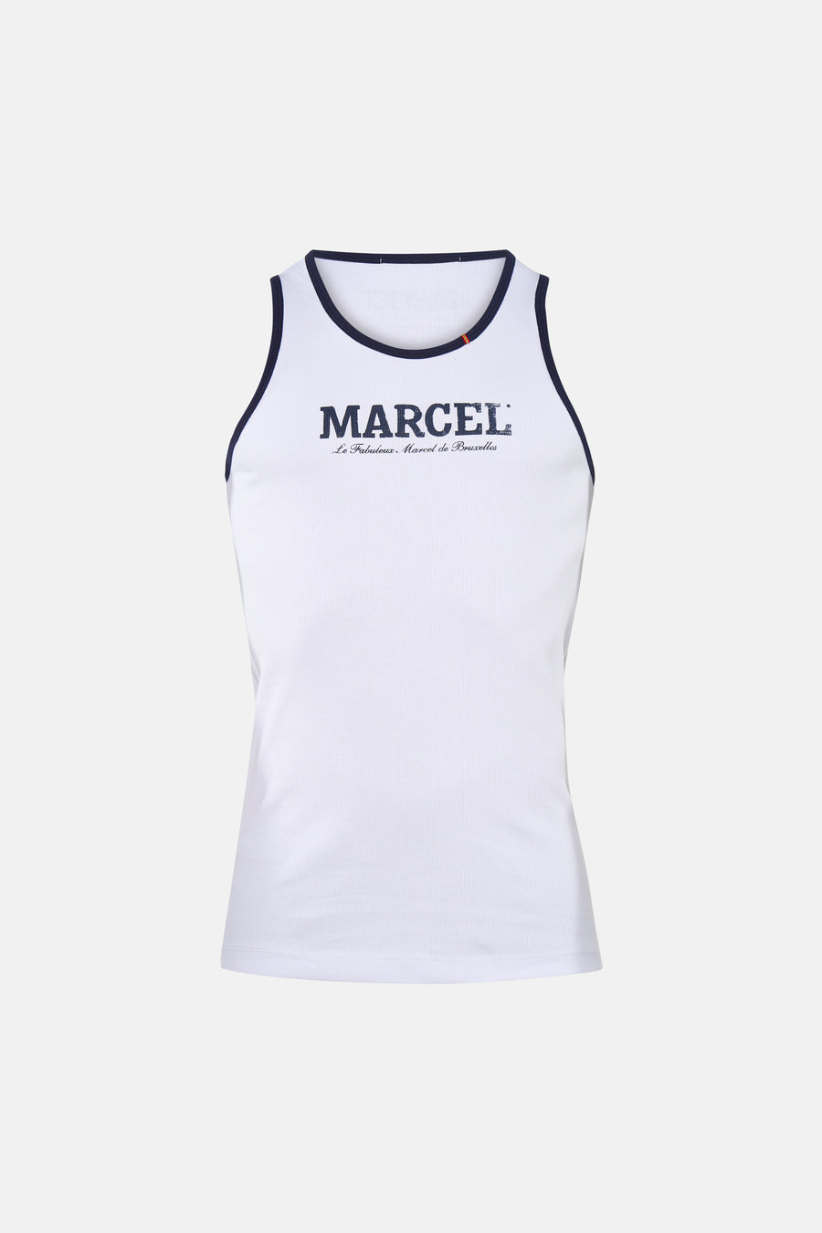 Witte geribbelde tanktop van Le Fabuleux Marcel de Bruxelles met marineblauwe biezen en logo, en een klein vlagdetail.