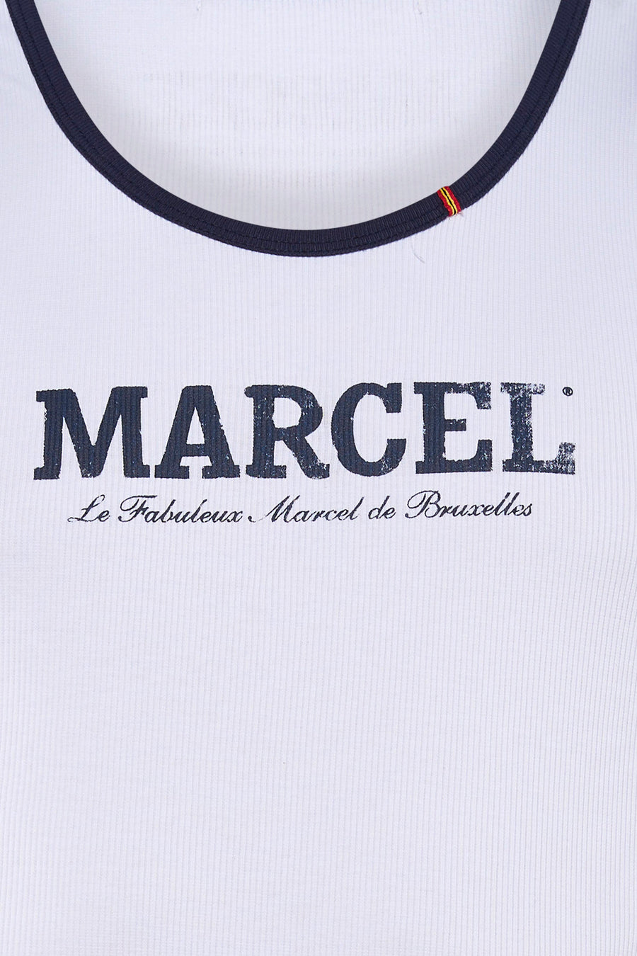 Witte geribbelde tanktop van Le Fabuleux Marcel de Bruxelles met donkerblauwe bies, rood-geel streepje en grote "MARCEL" print.