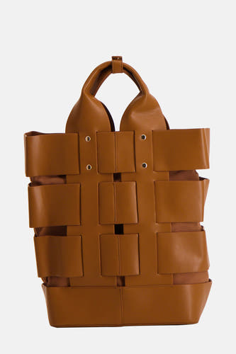 Bruine handtas van Le Fabuleux Marcel de Bruxelles, met een gevlochten design en zilverkleurige details.
