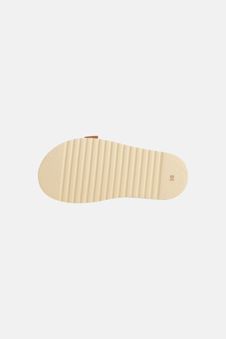 Bruine sandalen van Le Fabuleux Marcel de Bruxelles, met crèmekleurige geribbelde zool, gezien van onderen.
