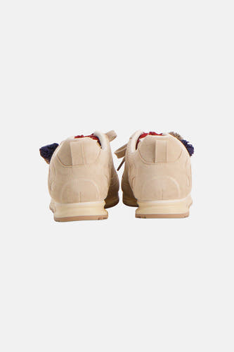 Beige sneakers van Le Fabuleux Marcel de Bruxelles, met suède textuur en decoratieve details aan de achterkant.
