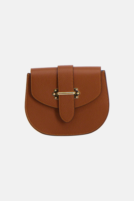 Bruine handtas van Le Fabuleux Marcel de Bruxelles met korrelige textuur en gouden sluiting, op een witte achtergrond.