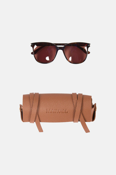 Bruine zonnebril van Le Fabuleux Marcel de Bruxelles, met bijpassende bruine leren brillenkoker met bandjes.
