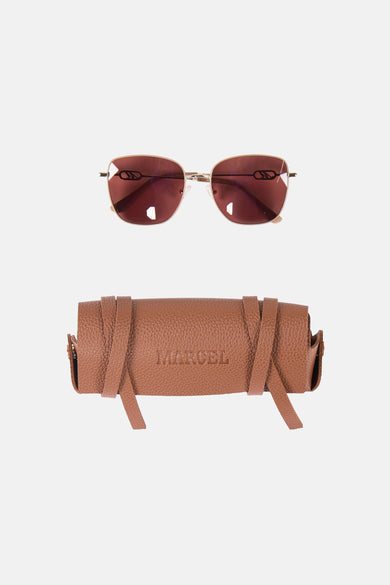 Beige zonnebril van Le Fabuleux Marcel de Bruxelles, met een bruine brillenkoker van leer met riempjes.
