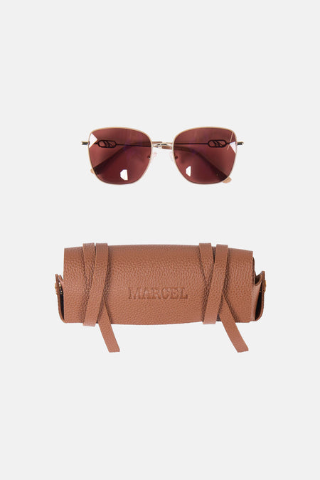 Beige zonnebril van Le Fabuleux Marcel de Bruxelles, met een bruine brillenkoker van leer met riempjes.
