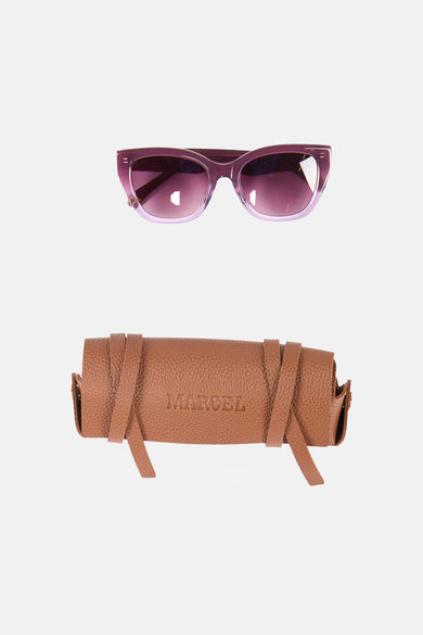 Lunettes de soleil violettes de Le Fabuleux Marcel de Bruxelles, avec étui à lunettes en cuir marron assorti avec logo en relief.