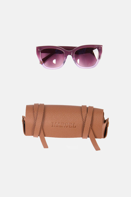 Paarse zonnebril van Le Fabuleux Marcel de Bruxelles, met bijpassende bruine lederen brillenkoker met reliëflogo.