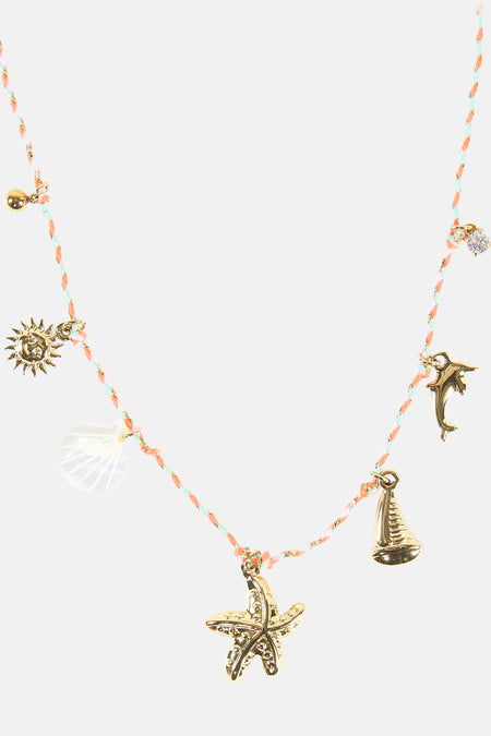 Korte multicolor halsketting van Le Fabuleux Marcel de Bruxelles, met diverse gouden en witte bedeltjes.
