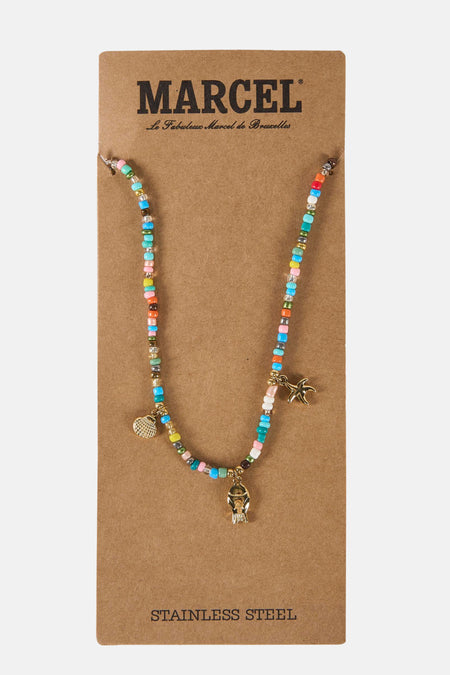 Ketting met kleurrijke kralen, gouden bedels, op kartonnen display.