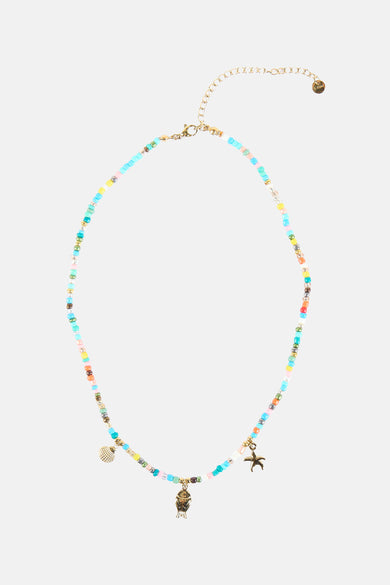 Collier court multicolore de Le Fabuleux Marcel de Bruxelles, avec décoration de perles et breloques dorées.