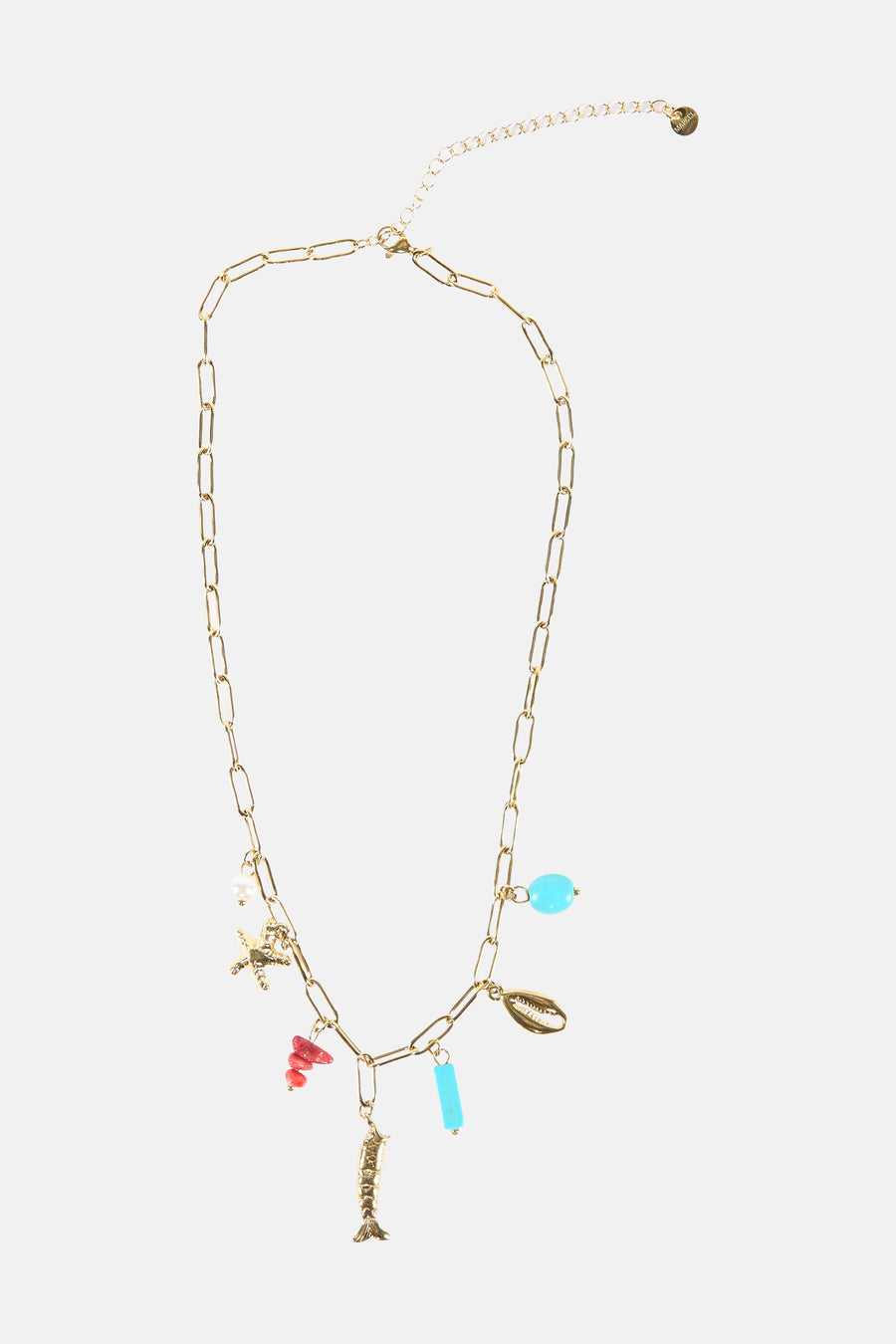 Collier court et multicolore de Le Fabuleux Marcel de Bruxelles, avec des breloques en forme d'hippocampe, de coquillage et des perles.