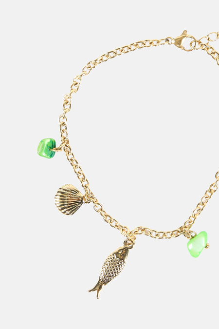 Multicolor armband van Le Fabuleux Marcel de Bruxelles met bedels van een schelp, vis en groene stenen.
