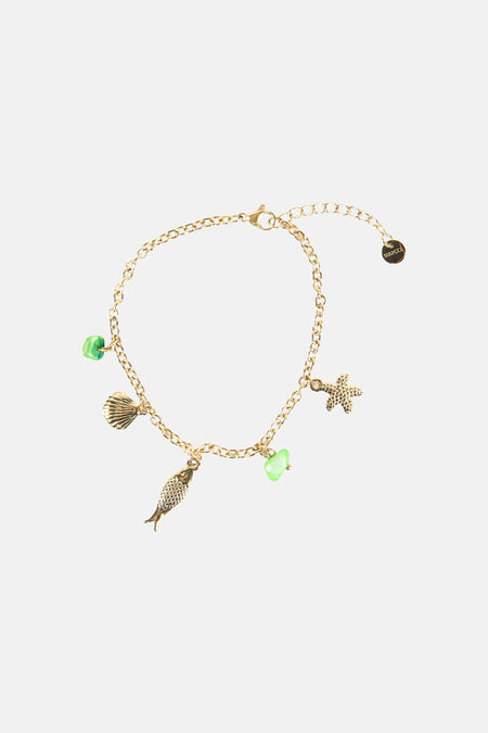 Veelkleurige armband van Le Fabuleux Marcel de Bruxelles met gouden ketting en bedels met groene accenten, zoals een schelp en een vis.
