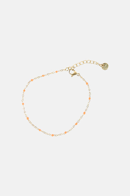 Veelkleurige armband van Le Fabuleux Marcel de Bruxelles, met gouden ketting en kleine oranje kralen.

