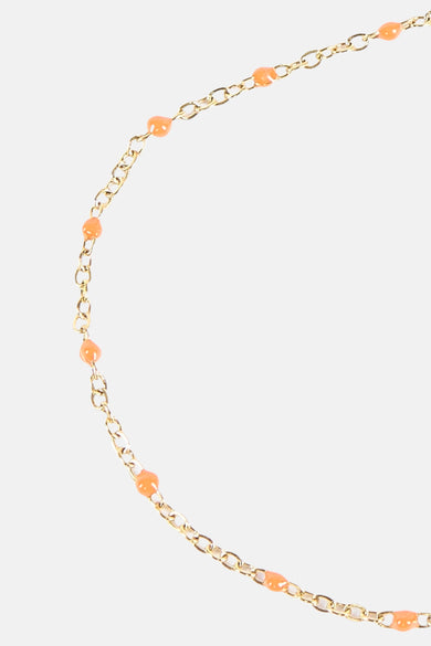 Meerkleurige armband van Le Fabuleux Marcel de Bruxelles met gouden schakels en perzik-kleurige kralen.
