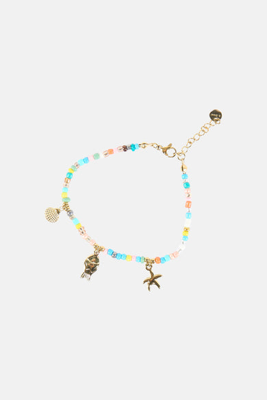Bracelet multicolore de Le Fabuleux Marcel de Bruxelles avec perles et breloques dorées, comme un coquillage et un étoile de mer.