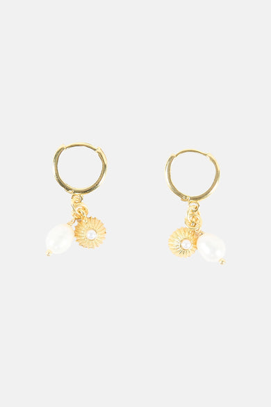 Gouden oorringen van Le Fabuleux Marcel de Bruxelles met parels en goudkleurige bloemdetails.
