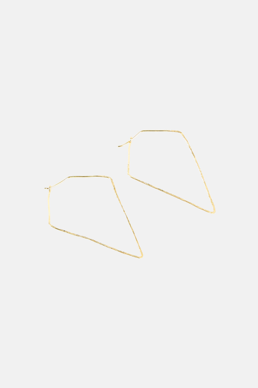 Gouden oorringen van Le Fabuleux Marcel de Bruxelles met een geometrisch, open ontwerp.
