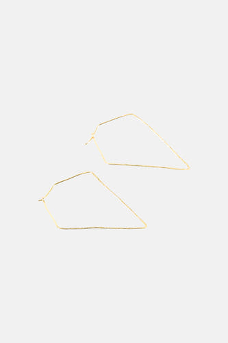Gouden oorringen van Le Fabuleux Marcel de Bruxelles, met een onregelmatige geometrische vorm en textuur.
