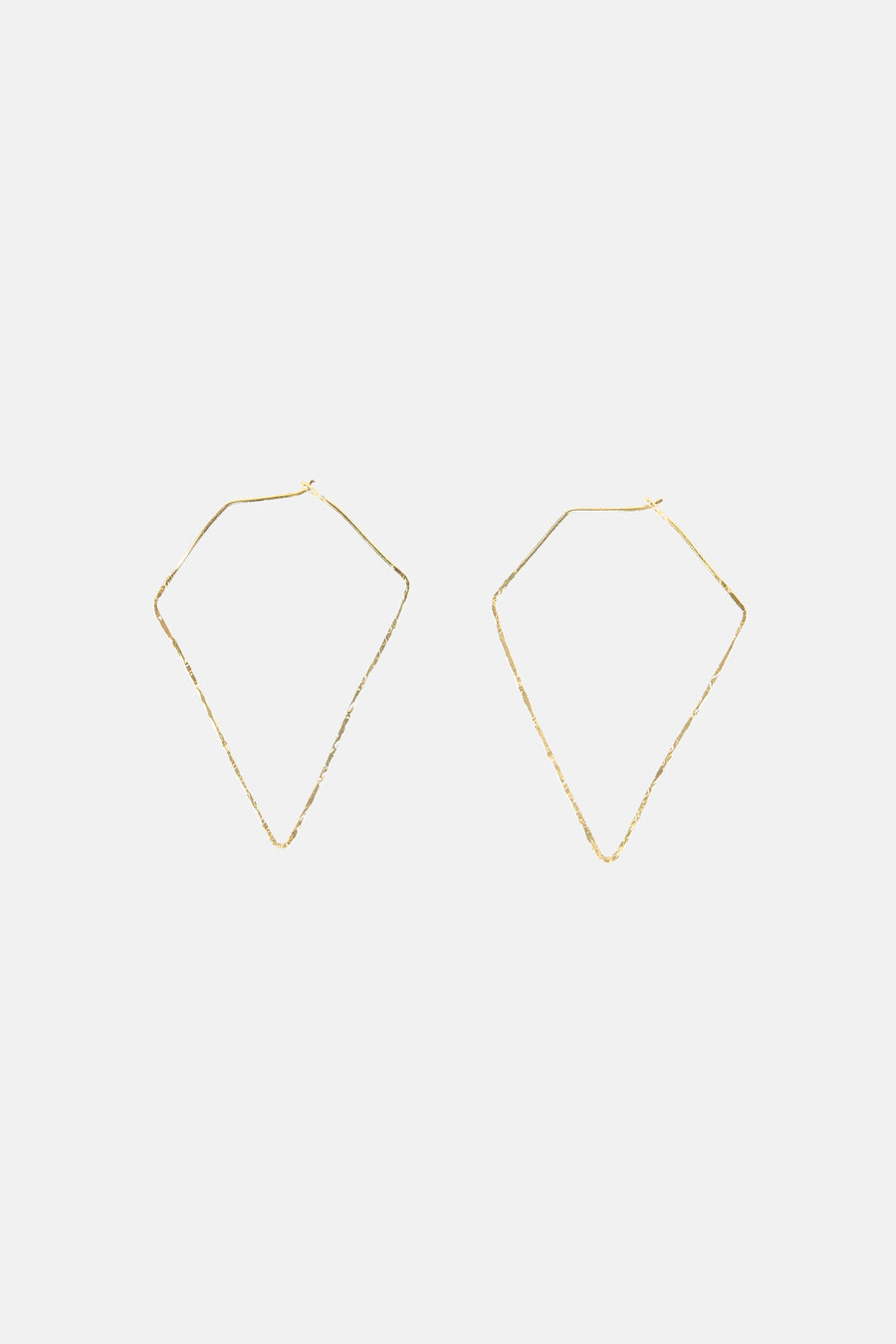 Gouden oorringen van Le Fabuleux Marcel de Bruxelles in diamantvorm met een gehamerde textuur.
